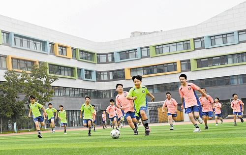 7月9日，雄安容和金源小學的學生們在進行假期足球訓練。劉光昱攝