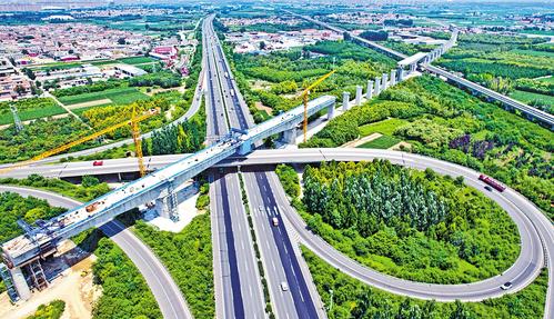 7月18日，雄忻高鐵保定東特大橋跨京港澳高速連續梁中跨順利合龍。 張 昊攝