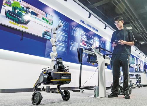 近日，雄安未來之城場景匯科創園二樓體驗中心內，工作人員正在調試智能機器人。本報記者 李東宇攝