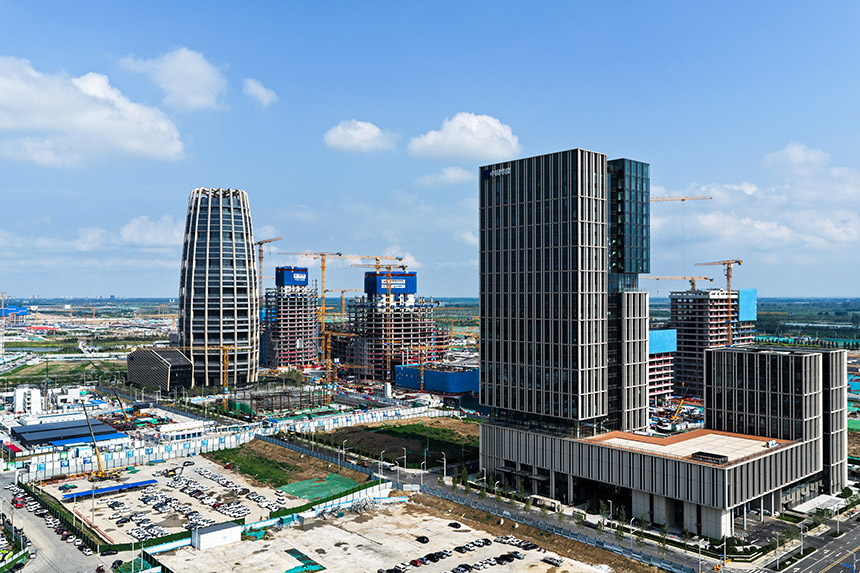 中國華能總部（右）。胡忠攝