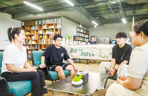 7月29日，四位創業者在雄安新區中關村科技園咖啡廳展開頭腦風暴。 本報記者 李東宇攝