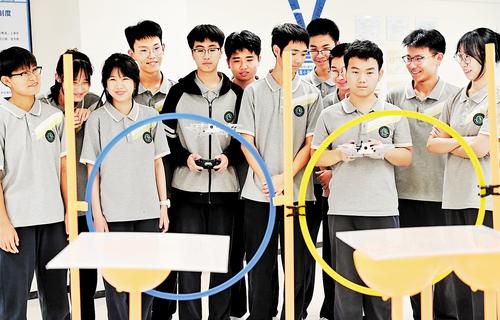 近日，雄安容和第一高級中學的學生在進行校園社團無人機比賽。 本報記者 劉光昱攝