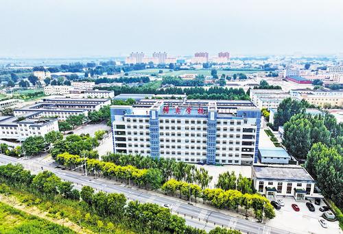 8月15日航拍的位于雄安新區的雄安博奧高級中學。 本報見習記者 李 暢攝