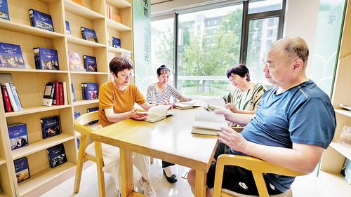 8月15日，雄安新區易安社區黨群服務中心讀書角，社區居民正在閱讀。 本組圖片由本報見習記者李暢攝
