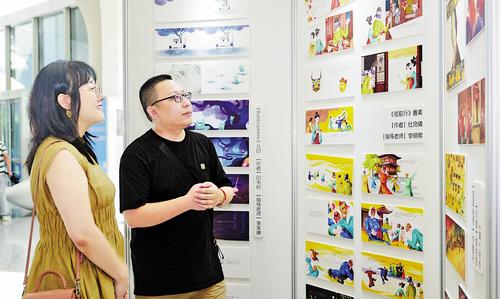 電影季期間，觀眾觀看高校動漫作品評選優(yōu)秀作品展。 本組圖片由2025雄安未來影像電影季組委會提供