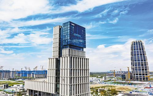 8月6日拍攝的雄安新區(qū)啟動(dòng)區(qū)中國中化大廈、中國華能總部大廈。 本報(bào)記者劉光昱攝