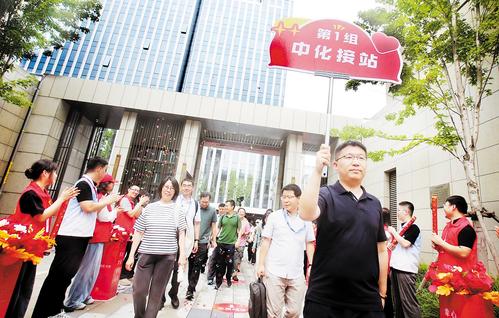 8月21日，雄安新區容東片區華望城詠華園四區，參加集中入住儀式的中國中化集團疏解員工在志愿者的帶領下進入小區。 本報記者劉光昱攝