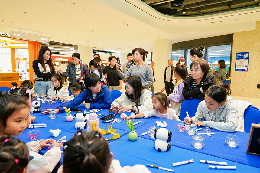 家長帶著孩子在雄安商務服務中心尋環XLOOP玩。雄安商務服務中心尋環XLOOP供圖