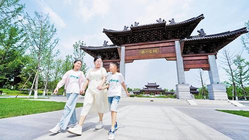 9月9日，游客在雄安新區悅容公園游玩。 本報見習記者李暢攝