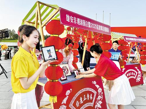 10月4日,雄安非遺游園會暨2025京津冀非遺聯展在雄安郊野公園進行。圖為工作人員在進行非遺作品展示。本報見習記者 郝金鈺攝