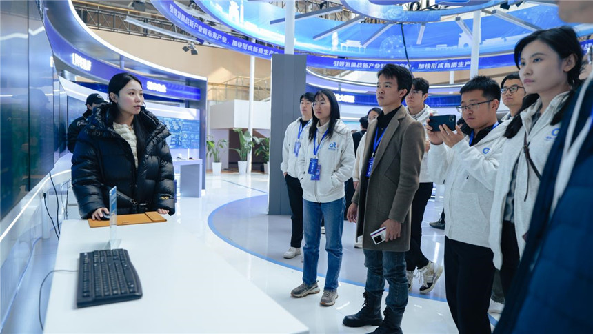 海外英才們實地探訪雄安新區。雄安新區黨群工作部供圖