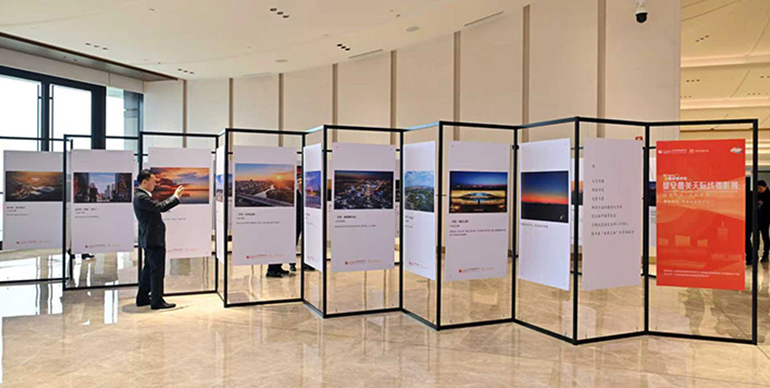 2025中國品牌論壇在雄安新區舉行，與會嘉賓參觀雄安最美天際線攝影展