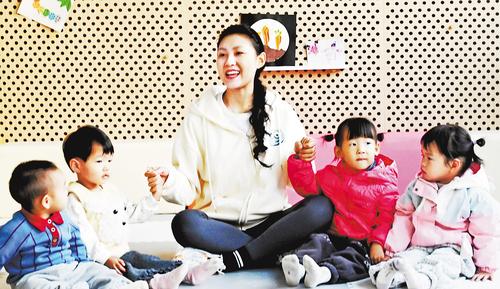 10月20日上午，雄安新區容東片區雙文社區享趣智匯館二樓，來自朝暉幼兒園的老師杜若楠給小朋友們上早教課。