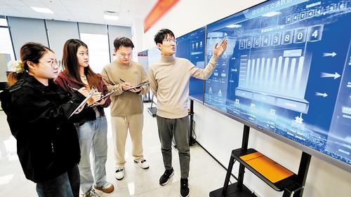 10月28日，在中國電信智慧城市產業園容東數字道路智慧運營中心，工作人員在分析雄安新區交通數據中臺的系統數據。 本報見習記者 李 暢攝