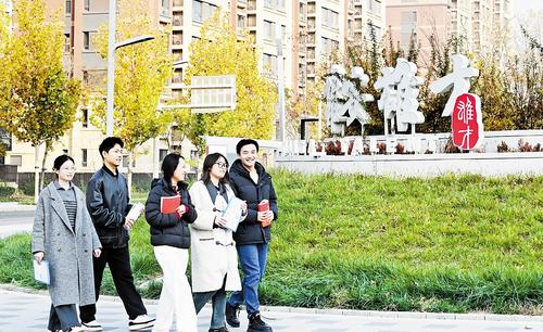 11月11日，雄安新區容東片區街頭，一群年輕人前往雄才大廈咨詢人才政策。 本報記者 劉光昱攝