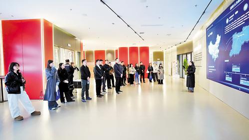 10月31日至11月1日，2025年“首都高校雄安行”首場集中交流活動舉行。首都高校師生代表來到雄安人力資源服務(wù)產(chǎn)業(yè)園，了解產(chǎn)業(yè)園運營情況。 本報見習(xí)記者 康曉博攝