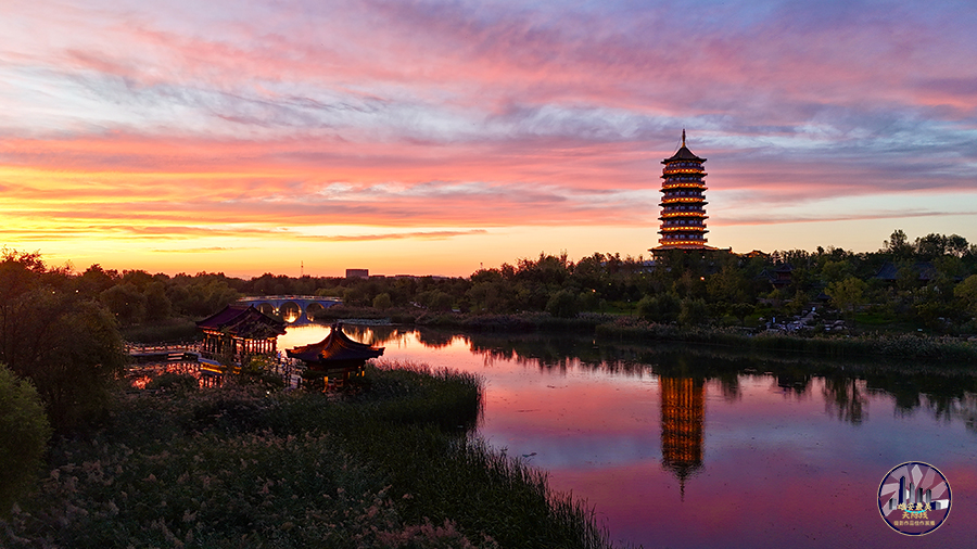 晚霞中的悅容公園。文藝博攝