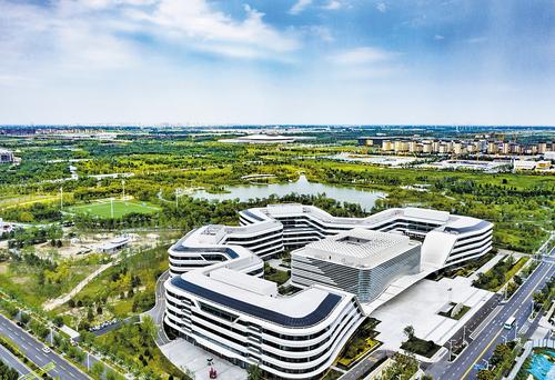 近日，無人機航拍位于雄安新區啟動區的中國星網集團總部大樓。 本報記者 劉光昱攝