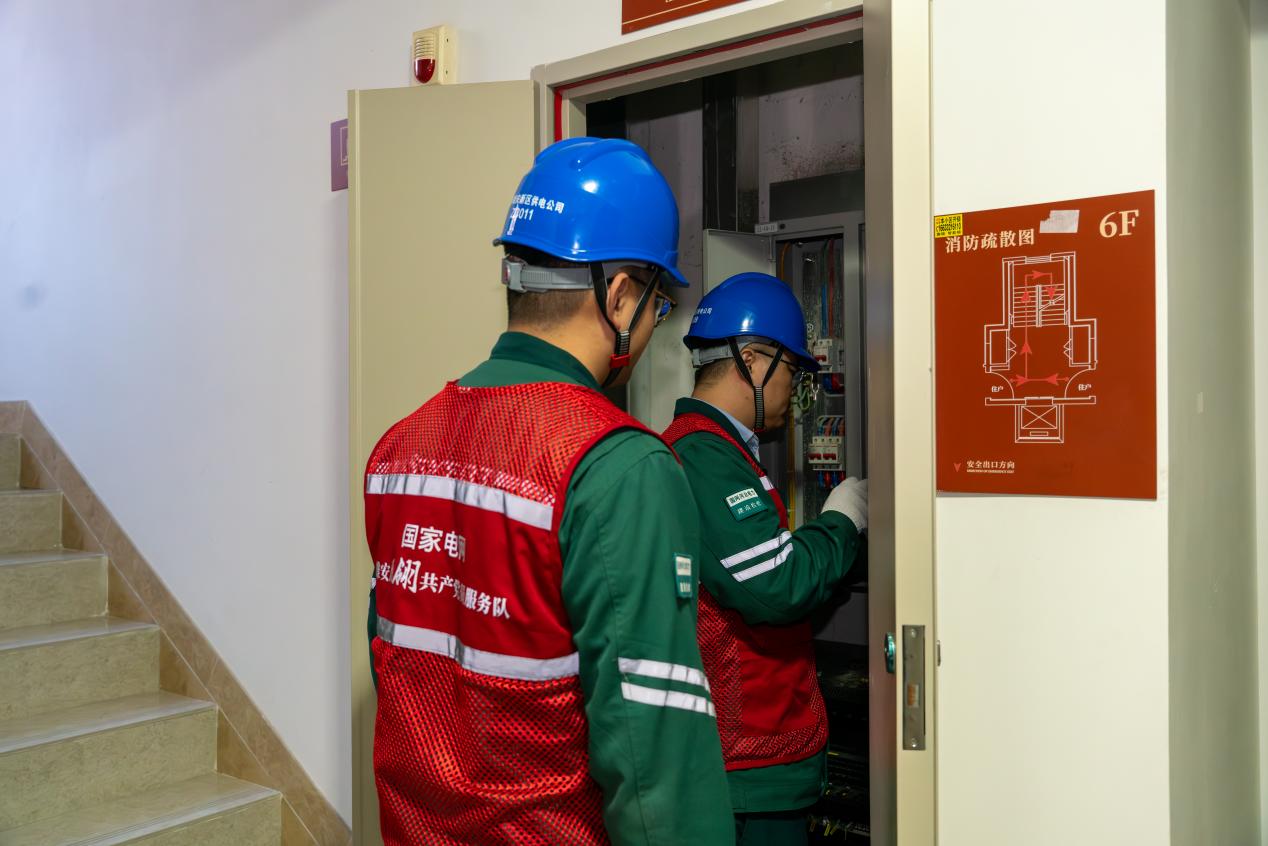 國網雄安新區供電公司工作人員更換表后漏電保護器。國網雄安新區供電公司供圖