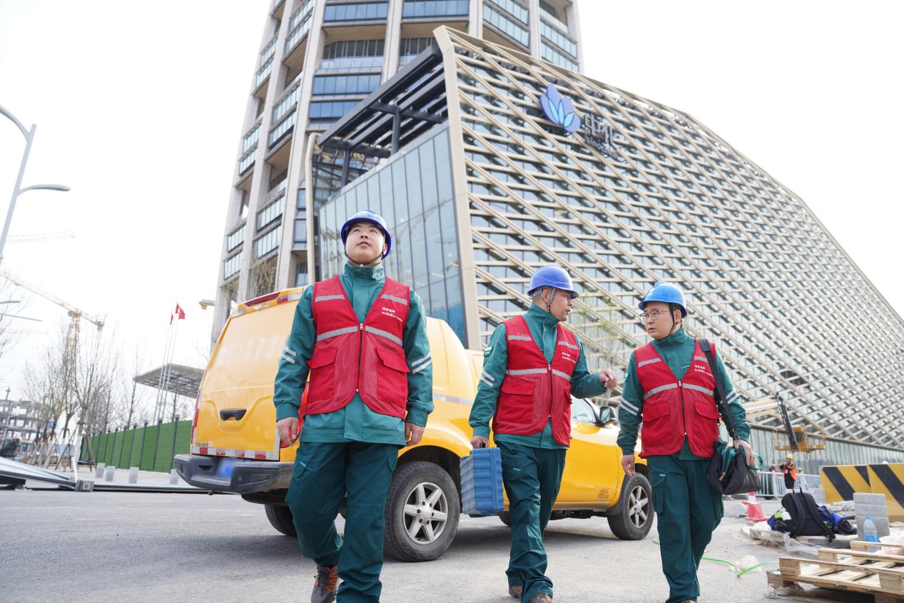 國網雄安新區供電公司工作人員到中化總部上門走訪。國網雄安新區供電公司供圖