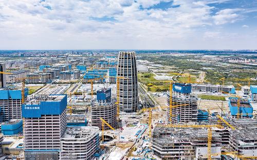 近日拍攝的雄安新區(qū)啟動(dòng)區(qū)中國中化大廈等項(xiàng)目現(xiàn)場(chǎng)。 本報(bào)記者 劉光昱攝