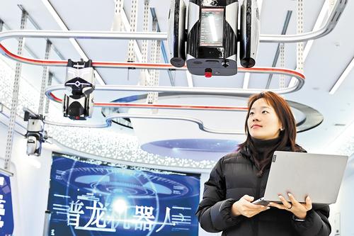 12月15日，雄安科創中心中試基地，北京普龍科技有限公司工作人員對掛軌式AI巡檢機器人進行測試。 本報記者 劉光昱攝