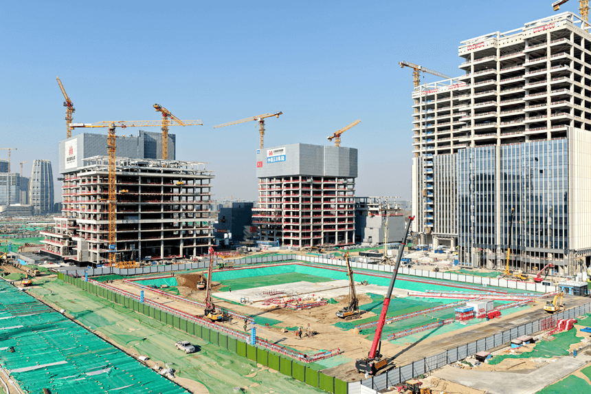 建行雄安項(xiàng)目周邊的財(cái)富大廈項(xiàng)目正在加緊建設(shè)。胡忠攝
