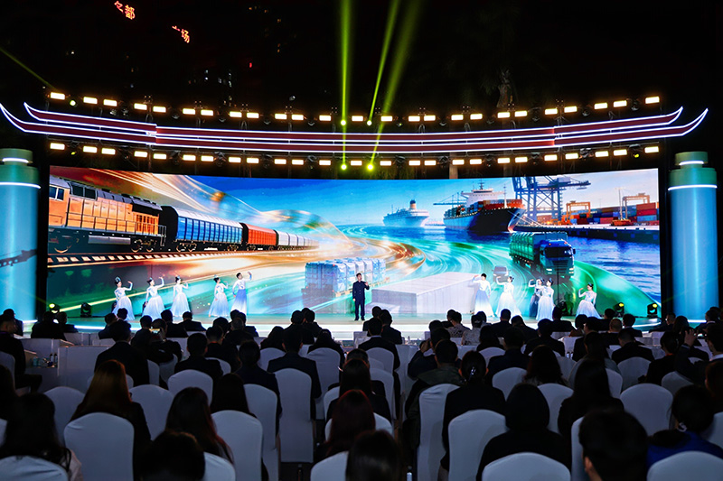 屏幕和現場融合打造沉浸式體驗千年絲路圖景。主辦方供圖