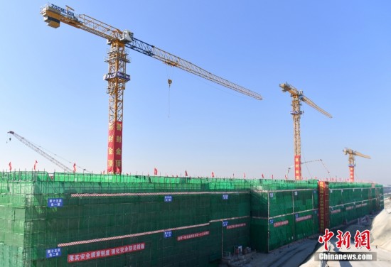 資料圖為11月15日,雄安新區至北京大興國際機場快線(簡稱“R1線”)金融島站建設現場。 <a target='_blank' href='/'><p align=